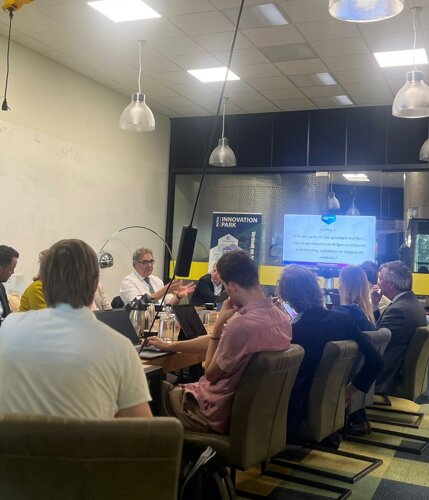 Studenten en startups spreken met Zuid-Hollandse bestuurders over innovatie, wonen en werken